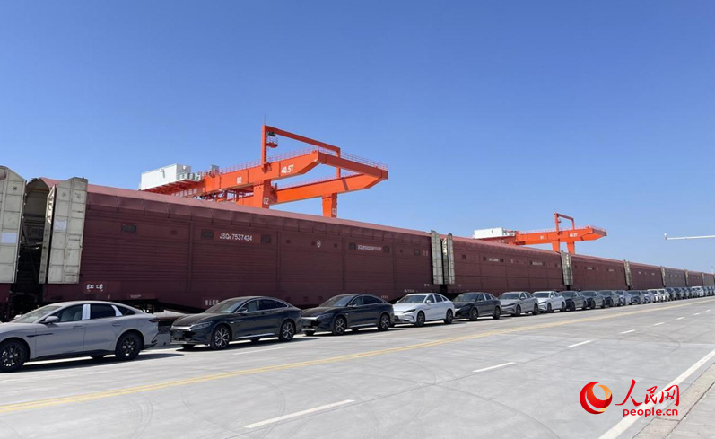 一輛輛“河南造”新能源汽車從鄭州國際陸港出發。人民網 楊曉娜攝